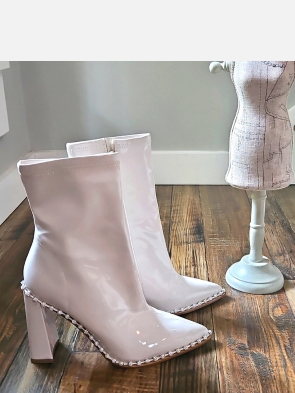 Steve Madden Elegant‎ Off-White Patent Faux Leather Heeled Ankle Boots. Size 8